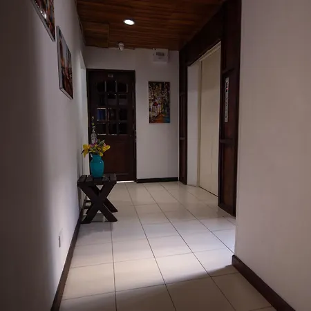 Bueno, Bonito Y Barato Apartment