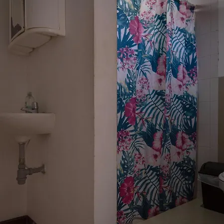 Bueno, Bonito Y Barato Apartment *